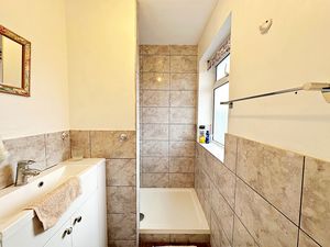 En-suite shower room- click for photo gallery